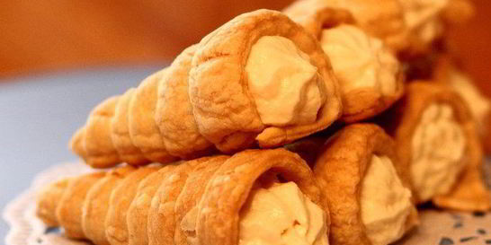 Слоеные трубочки с творожным кремом