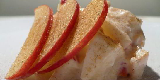 Творожный крем с яблоком и корицей