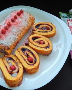 Тыквенный рулет с джемом и кремом