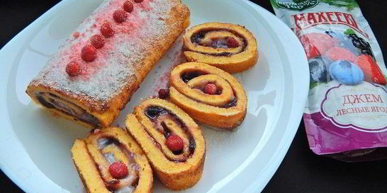 Тыквенный рулет с джемом и кремом