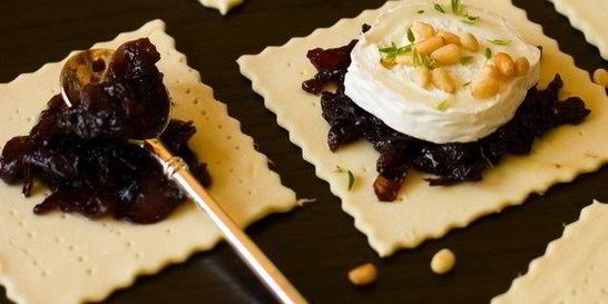 Луковый мармелад с красным вином