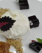 Мороженное из пармезана с мармеладом из свеклы