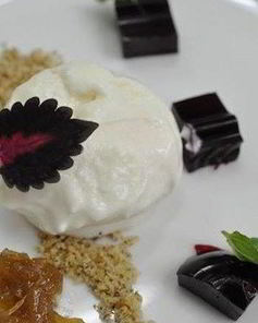 Мороженное из пармезана с мармеладом из свеклы