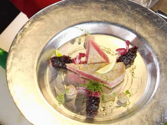 Рецепт тунца с луковым мармеладом и ореховым соусом