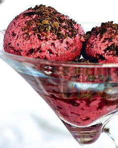 Йогуртовое мороженое с черной смородиной