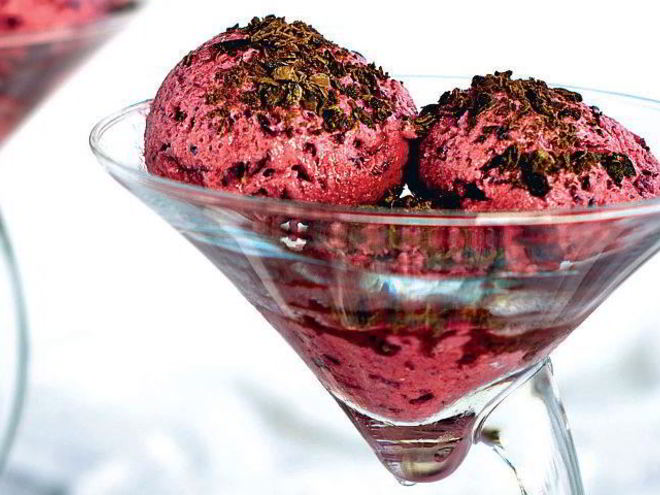 Рецепт йогуртового мороженого с черной смородиной