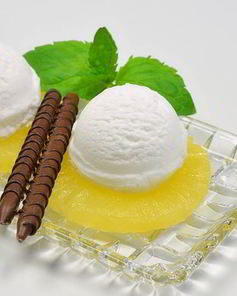 Кокосовое мороженое с ананасом