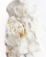 Кокосовое мороженое с миндалем, кокосовой стружкой и конфетами Raffaello