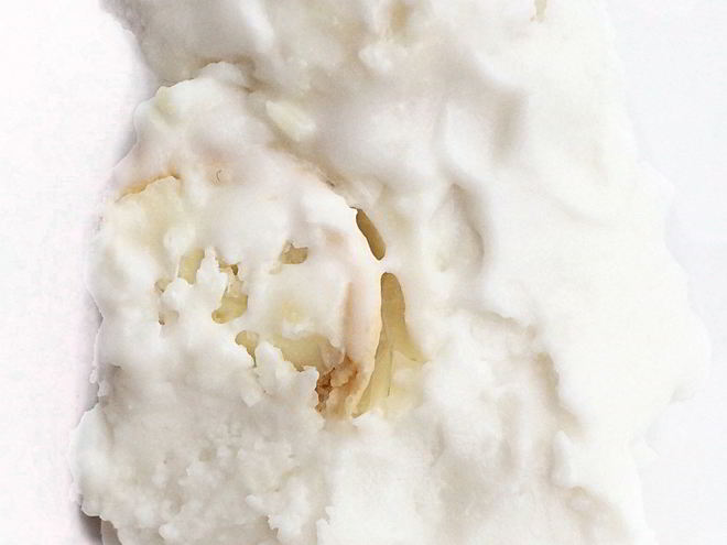 Рецепт кокосового мороженого с миндалем, кокосовой стружкой и конфетами raffaello