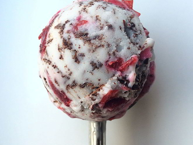 Рецепт кокосового мороженого с вишней и темным шоколадом