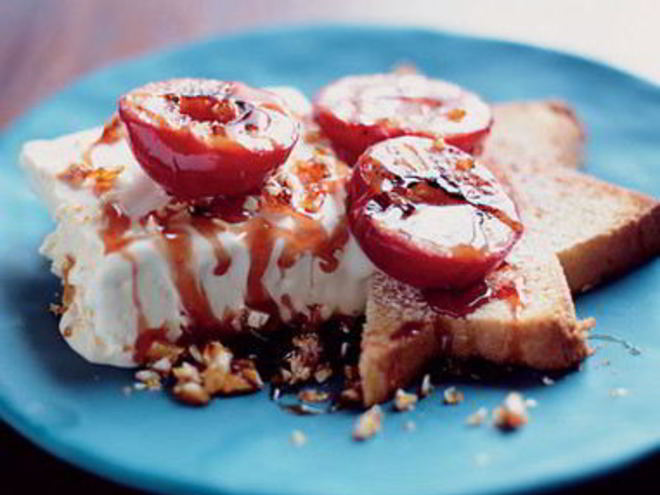 Рецепт медового мороженого с амаретто и сливы с пралине и сиропом из красного вина