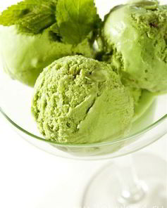 Мороженое из авокадо с фисташками