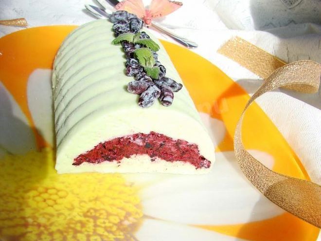 Рецепт мороженого-полена с фисташками и жимолостью