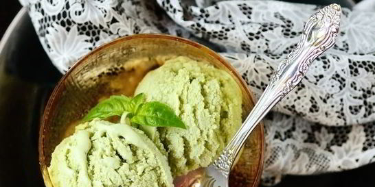 Мороженое с базиликом