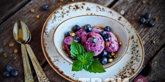 Мороженое с черникой