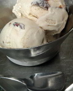 Ромовое мороженое с изюмом