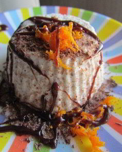 Школадно-апельсиновое мороженое с теплым шоколадным соусом