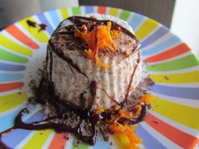 Рецепт школадна-апельсинового мороженого с теплым шоколадным соусом