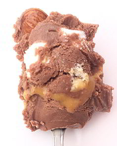 Шоколадное мороженое с маршмэллоу, миндалем и карамельной прослойкой