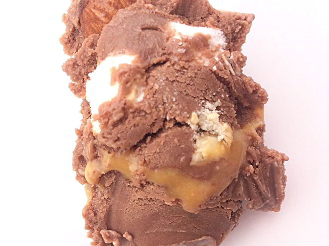 Рецепт шоколадного мороженого с маршмэллоу, миндалем и карамельной прослойкой
