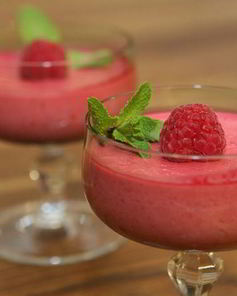 Йогуртовый мусс с малиной и мятой