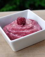 Простой мусс с малиной и авокадо