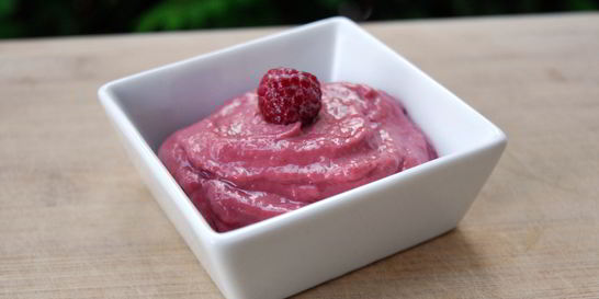 Простой мусс с малиной и авокадо