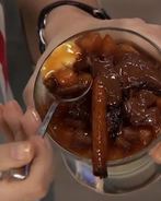 Рисовый пудинг на кокосовом молоке с карамелизированными яблоками и шоколадом