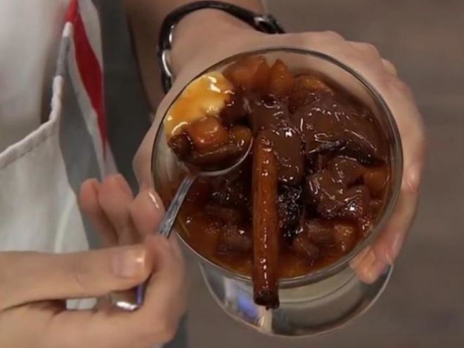 Рецепт рисового пудинга на кокосовом молоке с карамелизированными яблоками и шоколадом