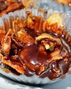 Сладкий десерт с шоколадом и беконом