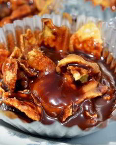 Сладкий десерт с шоколадом и беконом