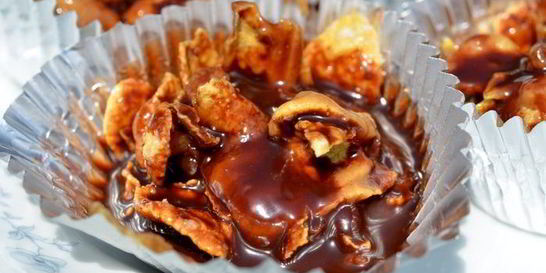 Сладкий десерт с шоколадом и беконом