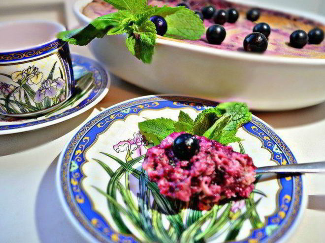 Рецепт творожного суфле с черной смородиной