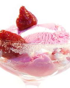 Замороженное клубничное суфле со взбитыми сливками