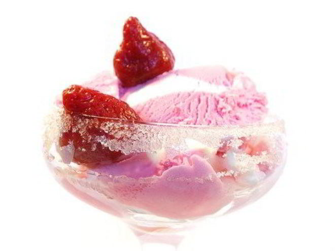 Рецепт замороженного клубничного суфле со взбитыми сливками