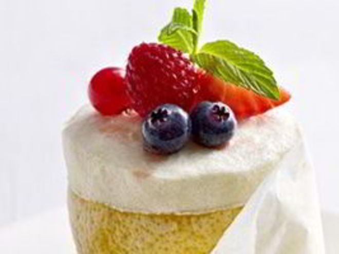 Рецепт замороженного лимонного суфле с маринованными ягодами