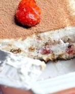 Нежный тирамису с творогом и клубникой