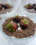 Творожный десерт с шоколадом, сливками и клубникой
