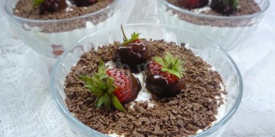 Творожный десерт с шоколадом, сливками и клубникой