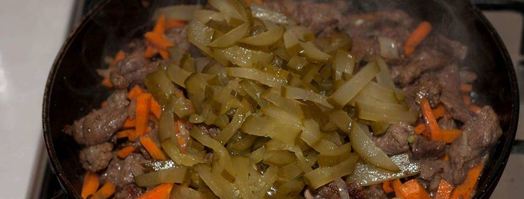 азу с солеными огурцами и с картошкой. Шаг 12