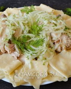 Бешбармак из целой курицы с маринованным луком