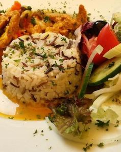 Соевое чахохбили с диким рисом под фруктово-манговым соусом и овощным салатом