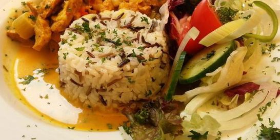 Соевое чахохбили с диким рисом под фруктово-манговым соусом и овощным салатом