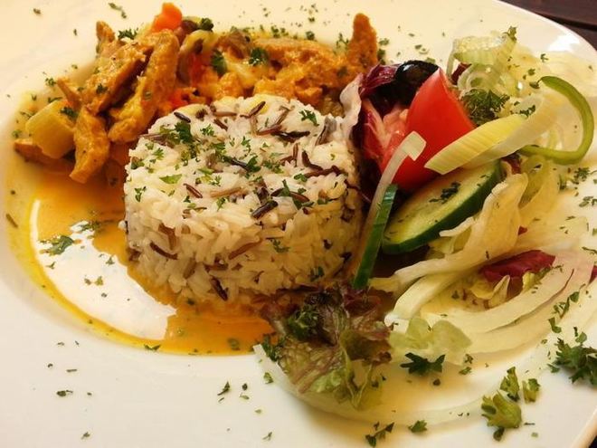 Рецепт соевого чахохбили с диким рисом под фруктово-манговым соусом и овощным салатом