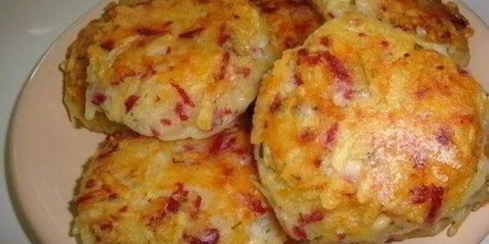 Картофельные драники с сыром и ветчиной