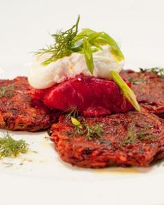 Свекольно-картофельные драники с розовои трескои и яйцом пашот