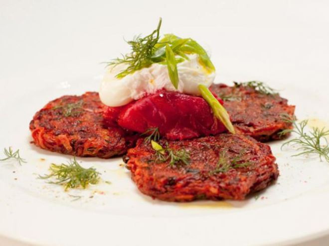 Рецепт свекольно-картофельных драники с розовои трескои и яйцом пашот