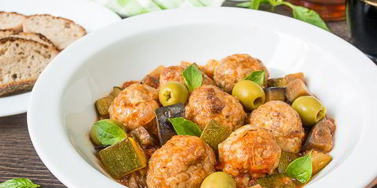 Фрикадельки из индейки с овощами