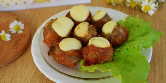 Фрикадельки под томатно-сырным соусом