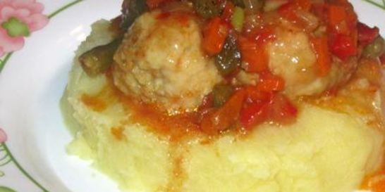 Фрикадельки с овощами в кисло-сладком соусе